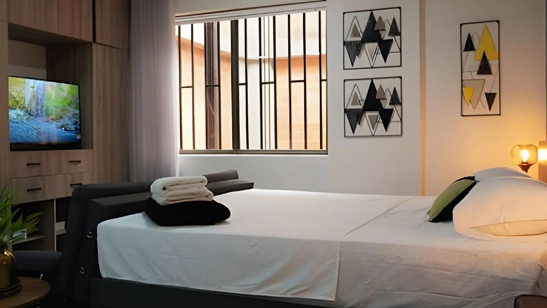 Edificio Manzanres - Central Cerca Al Poblado - Zona Tranquila Medellín Apartament